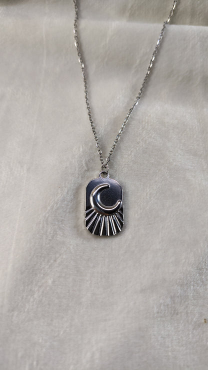 Collane con mezzaluna in rilievo