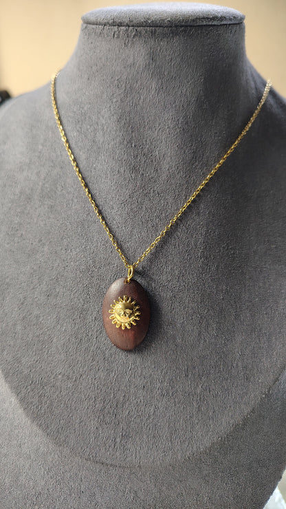 Collana con sole su base in legno