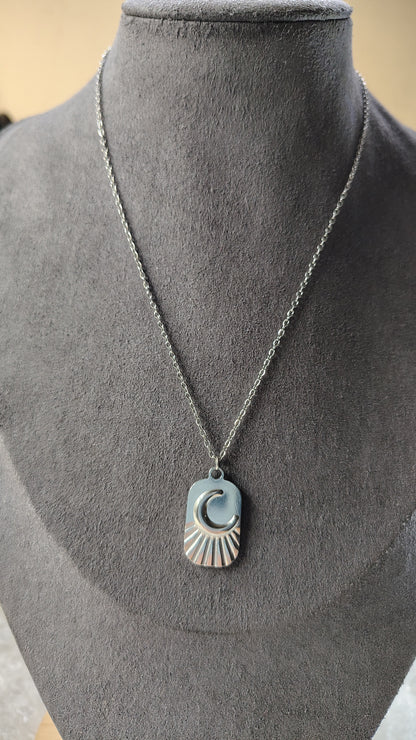 Collane con mezzaluna in rilievo