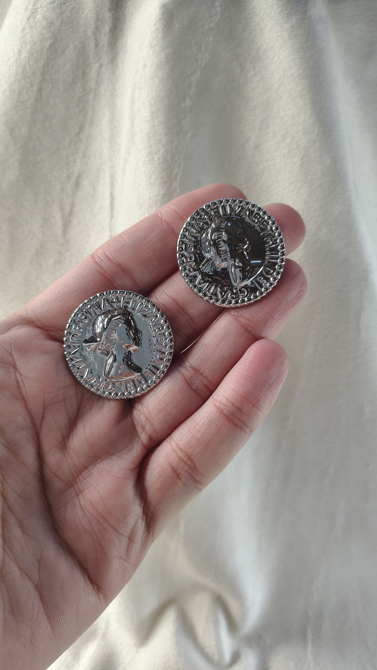 Orecchini Medaglione Regina in Acciaio Inossidabile | Nuara Bijoux