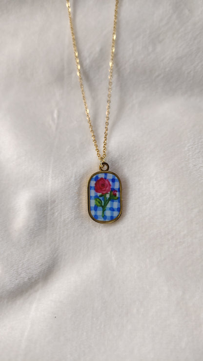 Collana con rosa dipinta