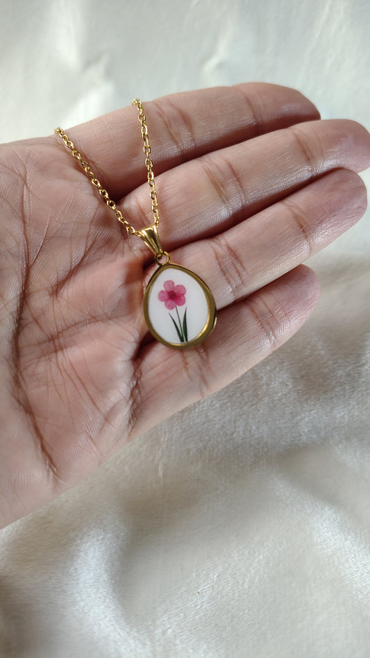 Collana con fiorellino rosa dipinto
