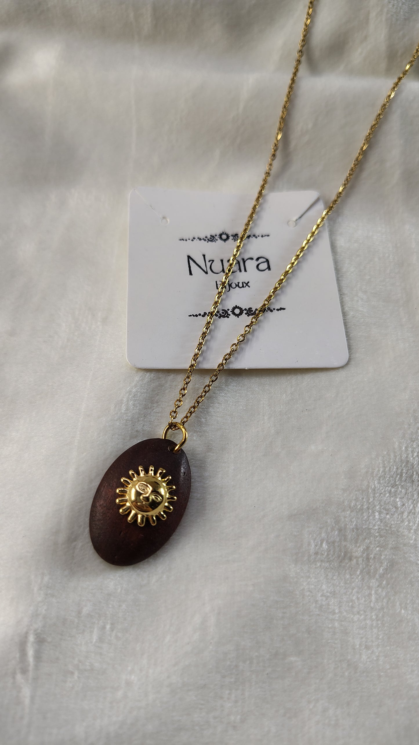 Collana con sole su base in legno